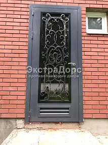 Противопожарная дверь со стеклом и ковкой